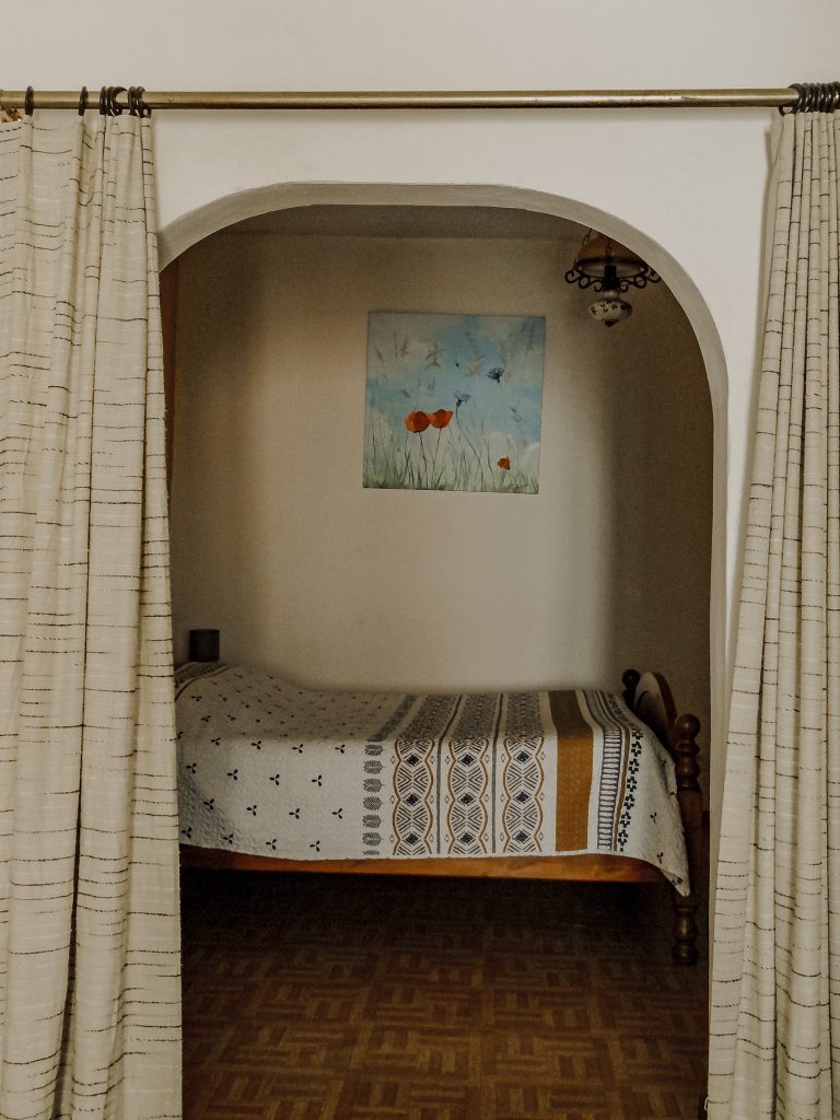 La chambre de la maison médiévale du XIe siècle